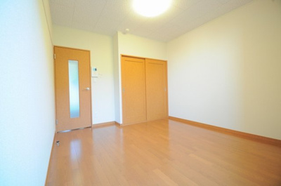 【居間・リビング】 | レオパレス寿 | 洋室約7帖のシンプルなお部屋です。