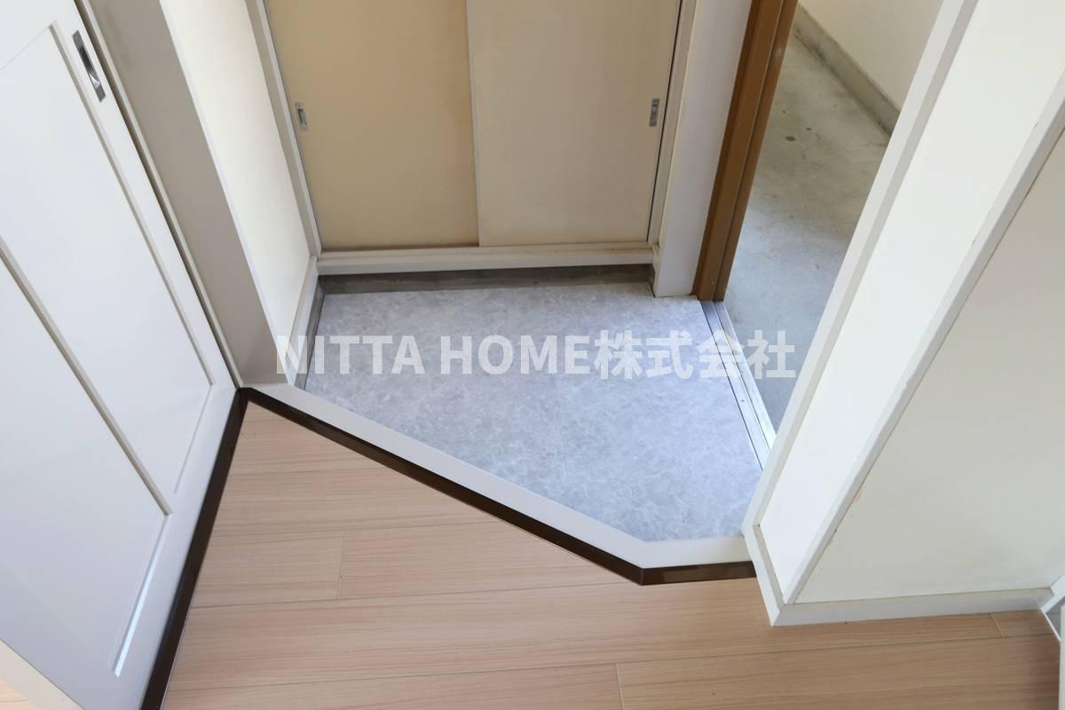 ビレッジハウス柏原3号棟のバルコニー|シューズボックス付きの玄関です(#^^#)