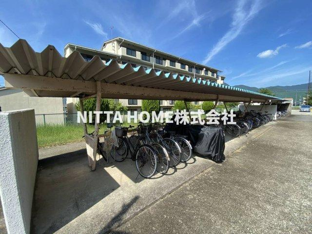 ビレッジハウス柏原3号棟のその他共用部分|屋根付きの駐輪場になります◇