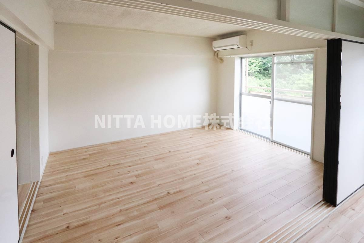 ビレッジハウス柏原3号棟の居間・リビング|洋室は６帖が２部屋と４．５帖が１部屋になります◇