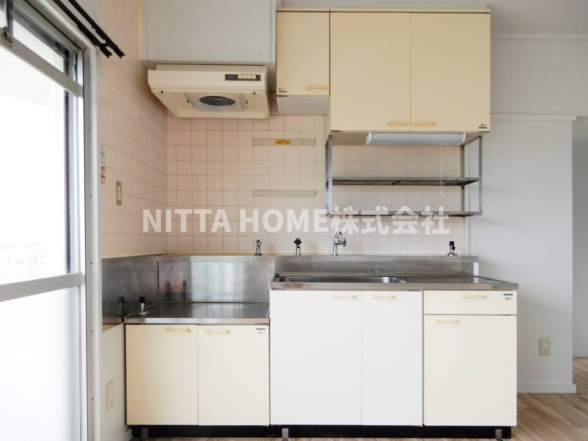 ビレッジハウス柏原3号棟のキッチン|６帖のダイニングキッチンにオープンキッチンを採用◇