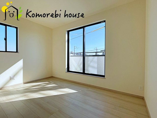 さいたま市北区吉野町2丁目217番　新築一戸建て　Dの洋室|明るい光が差し込む洋室は、寝室・子ども部屋・ワークスペースなど多用途に使える自由度の高い空間。家具の配置もしやすく、暮らしに合わせて柔軟に活用できます。