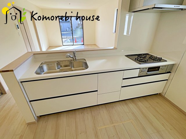 さいたま市北区吉野町2丁目217番　新築一戸建て　Dのキッチン|広々LDKとつながるキッチンは、家族との会話を楽しみながら調理ができる設計です。