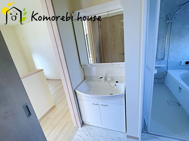 さいたま市北区吉野町2丁目217番　新築一戸建て　Dの独立洗面台|シンプルで洗練されたデザインの洗面台は、空間をすっきり見せる上質な存在。毎日のケア時間を心地よく過ごせる、上品な仕上がりです。