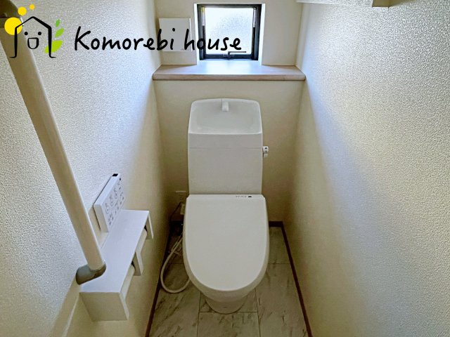 さいたま市北区吉野町2丁目217番　新築一戸建て　Dのトイレ|温水洗浄機能（ウォシュレット）標準装備で、毎日のトイレ時間がより快適に。やさしい温水洗浄で清潔を保てるだけでなく、冬場のヒヤッと感を軽減する暖房便座も嬉しいポイント。