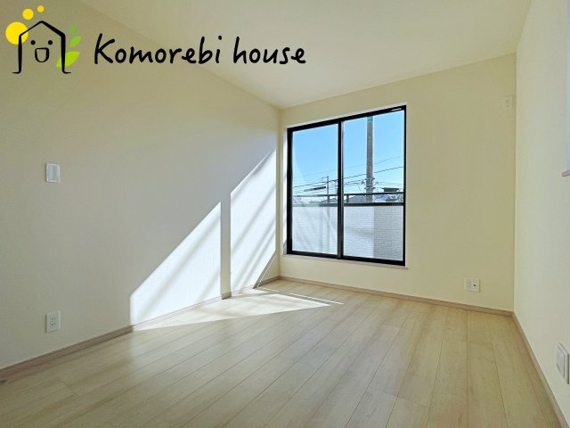 さいたま市北区吉野町2丁目217番　新築一戸建て　Dの寝室|一日の疲れをゆっくり癒せる主寝室は、ベッドを置いてもゆとりある広さが魅力。収納完備で衣類もスッキリ収まり、静かで落ち着いた空間が快適な眠りをサポートします。