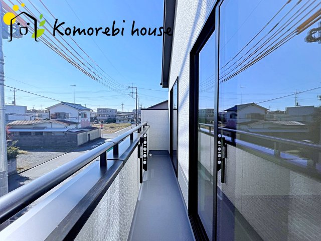 さいたま市北区吉野町2丁目217番　新築一戸建て　Dのバルコニー|防水施工がしっかりと施されたバルコニーで、雨の日も安心。長く使える耐久性を備えたメンテナンスしやすい仕様です。