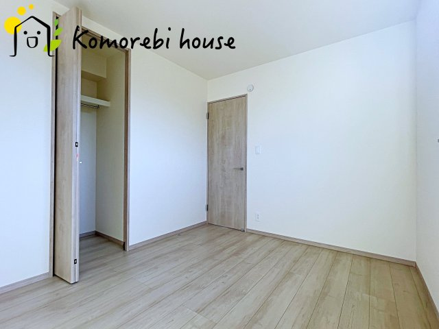 さいたま市北区吉野町2丁目217番　新築一戸建て　Dの子供部屋|日当たりがよく、机に向かう時間も自然とはかどる子ども部屋。寝る・学ぶ・遊ぶがコンパクトにまとまり、毎日の“小さな成長”を見守る空間です。