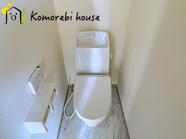 さいたま市北区吉野町2丁目217番　新築一戸建て　Dのトイレ|2階にもトイレがあることで、朝の混雑が解消し生活動線がスムーズに。新築ならではの間取り設計で、毎日の“プチストレス”が驚くほど減ります。