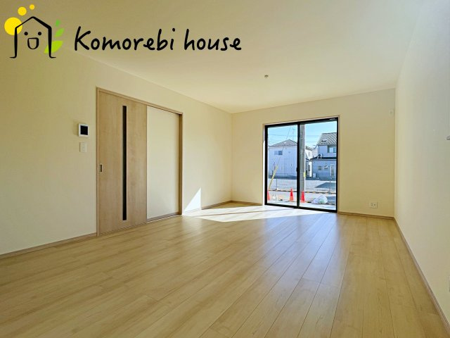 さいたま市北区吉野町2丁目217番　新築一戸建て　Dの居間・リビング|縦に広がるLDKは、空間を効率的に使える設計。キッチンからリビング、ダイニングまで家族の気配を感じられます。