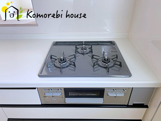 さいたま市北区吉野町2丁目217番　新築一戸建て　Dのキッチン|同時調理が叶う3口コンロと便利なグリル付き。忙しい朝のお弁当作りも、夕食の複数メニューもスムーズにこなせる頼れる設備です。