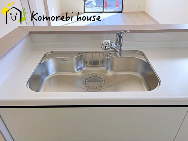さいたま市北区吉野町2丁目217番　新築一戸建て　Dのキッチン|浄水器一体型で、いつでも美味しいお水がそのまま使えるキッチンシンク。料理やコーヒーづくり、炊飯にも安心して利用でき、毎日の食卓が少し豊かに。