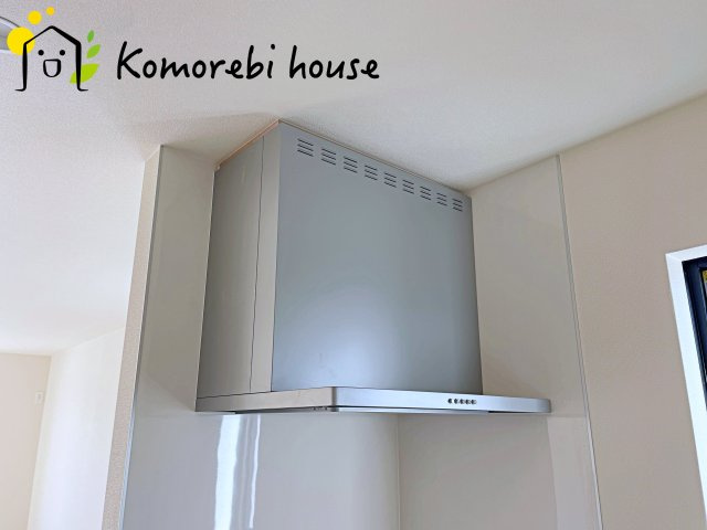 さいたま市北区吉野町2丁目217番　新築一戸建て　Dのキッチン|吸引力の高いレンジフードが煙や匂いを素早く排出。揚げ物や炒め物も気兼ねなくでき、リビングに匂いを残しません。