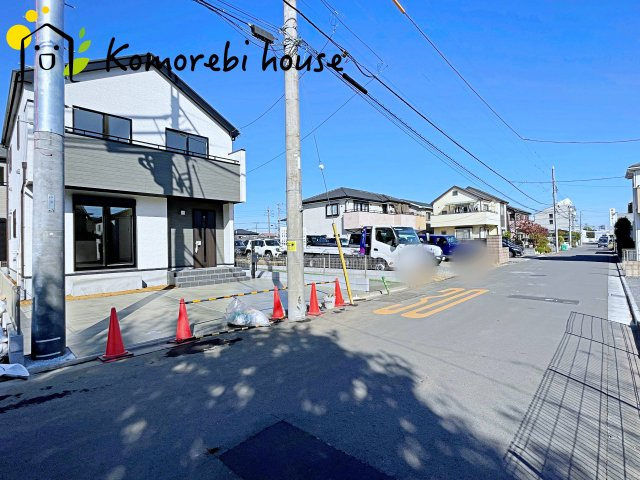 さいたま市北区吉野町2丁目217番　新築一戸建て　Dの前面道路含む現地写真|前面道路は幅員ゆったりで車の出し入れもスムーズ。静かな住宅街に建つ新築戸建てです。