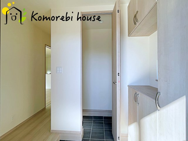 さいたま市北区吉野町2丁目217番　新築一戸建て　Dの玄関|土間収納で靴やアウトドア用品をすっきり整理。玄関周りが片付き、家族の出入りも快適です。