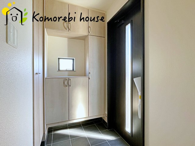 さいたま市北区吉野町2丁目217番　新築一戸建て　Dの玄関|明るく使いやすい玄関で、家族の生活をスムーズに。収納や導線も配慮された万能空間です。