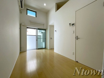 【居間・リビング】 | pavillonhonnêtebiwajima | こちらのリビングで趣味の時間をお楽しみください