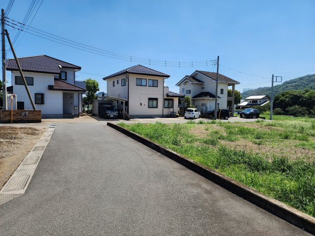 高崎市藤塚町売土地  C号地の前面道路含む現地写真