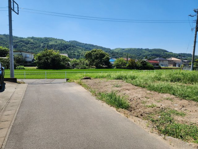 高崎市藤塚町売土地  C号地の前面道路含む現地写真