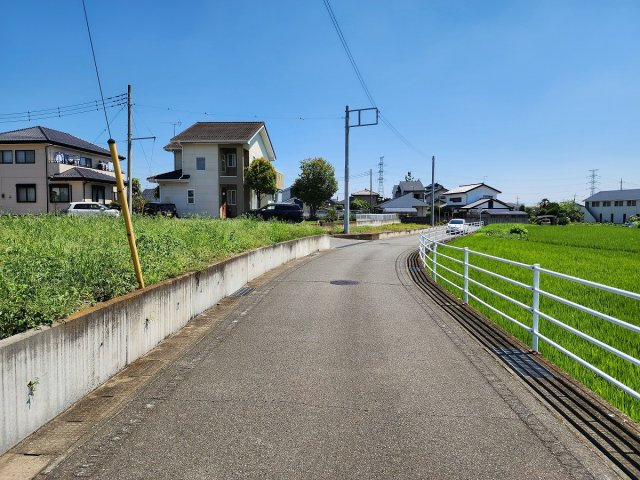 高崎市藤塚町売土地  C号地の前面道路含む現地写真