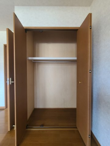 ベル・コート南花岡の収納|洋室9.2帖クローゼット