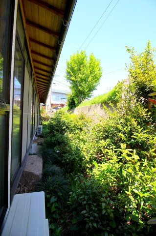 ■□福市事業用物件□■のその他|北東側になります。隣地が約２ｍ前後の高低差があります。