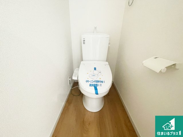宇治市開町　第1期　新築一戸建てのトイレ|1・2階の2ヶ所にあるので、朝の忙しい時間の順番待ちもなく、深夜の利用にも大変便利です。