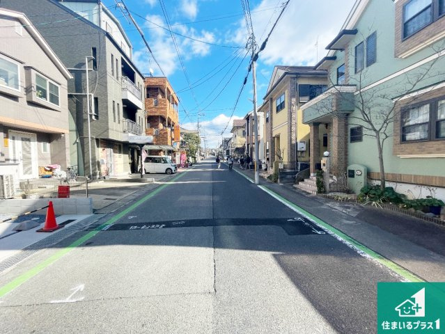 宇治市開町　第1期　新築一戸建ての前面道路含む現地写真|周辺は閑静な住宅街！前面道路広々で車の出し入れも便利です。駐車が苦手な方でも安心して車庫入れできます！