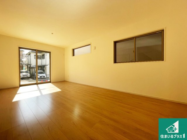 宇治市開町　第1期　新築一戸建ての居間・リビング|日当たり良好の明るいリビングで朝の目覚めもスッキリできそう！対面キッチンでご家族のコミュニケーションも自然と増える設計！小さなお子様が遊ぶスペースを作っても広々とくつろげるLDK！