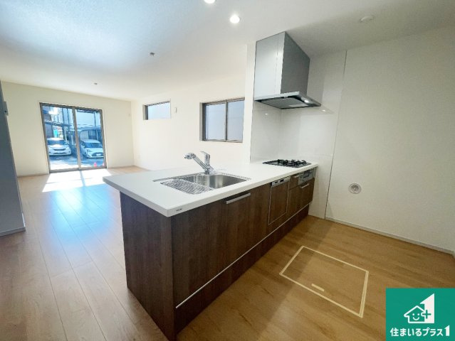 宇治市開町　第1期　新築一戸建てのキッチン|シンプルなリビングは、観葉植物等のインテリアを楽しめますね！パパ好みにも、ママ好みにも家具次第で雰囲気を変えることができます！