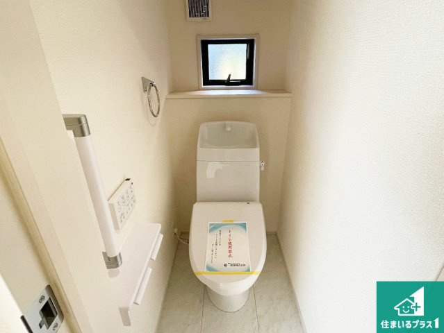 近江八幡市音羽町　新築一戸建てのトイレ|1・2階の2ヶ所にあるので、朝の忙しい時間の順番待ちもなく、深夜の利用にも大変便利です。