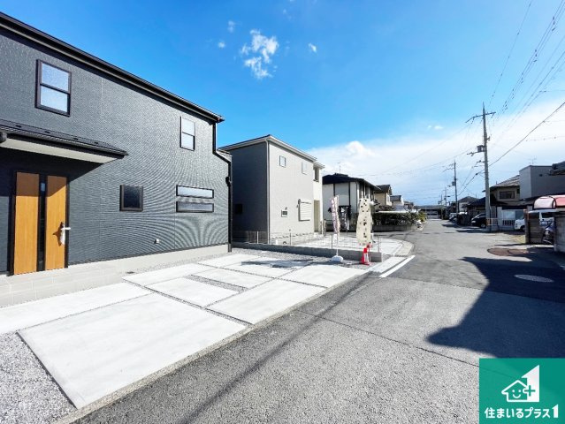 近江八幡市音羽町　新築一戸建ての前面道路含む現地写真|周辺は閑静な住宅街！前面道路広々で車の出し入れも便利です。駐車が苦手な方でも安心して車庫入れできます！