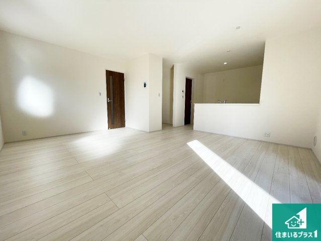 近江八幡市音羽町　新築一戸建ての居間・リビング|日当たり良好の明るいリビングで朝の目覚めもスッキリできそう！対面キッチンでご家族のコミュニケーションも自然と増える設計！小さなお子様が遊ぶスペースを作っても広々とくつろげるLDK！