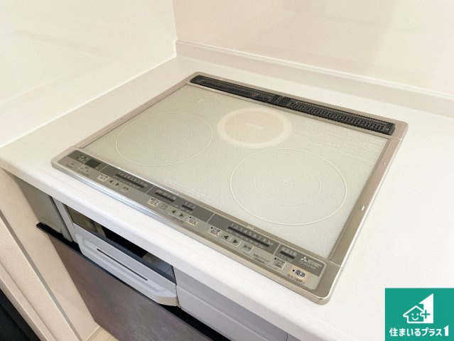 近江八幡市音羽町　新築一戸建ての設備|火を使わないので、安心なＩＨコンロ！でこぼこが無い構造なので、掃除もしやすく清潔に保てます！