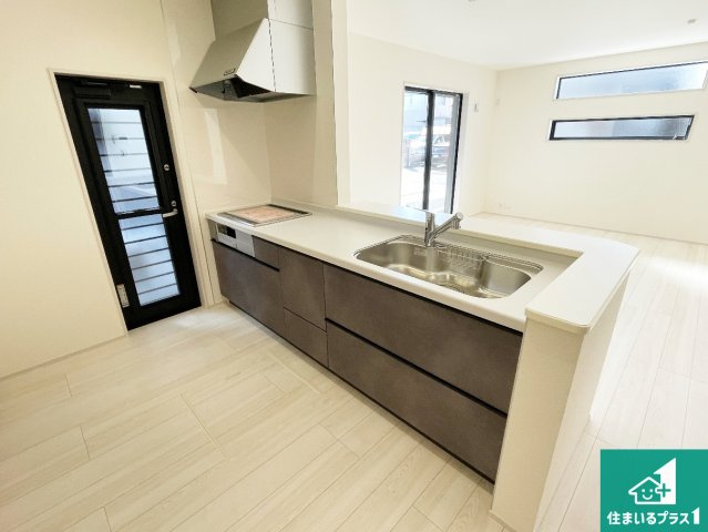 近江八幡市音羽町　新築一戸建てのキッチン|リビングと統一感があり、使い勝手のいいキッチン。広々としているので、二人並んで作業が出来ちゃいます。お子様と一緒に色々なお料理に挑戦できるスペースがあります。