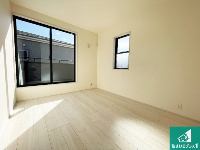 近江八幡市音羽町　新築一戸建ての洋室|シンプルな洋室は、自分好みのインテリアが楽しめます♪ご家族とインテリアや家具を選びに行くのは新築購入時の醍醐味の一つです。ぜひお楽しみください♪