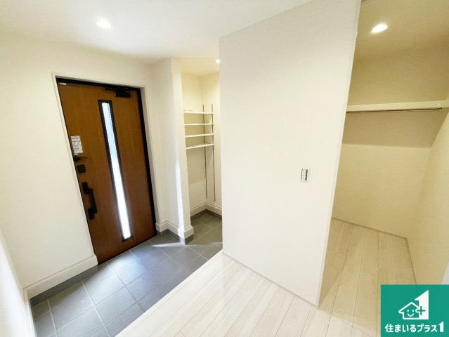 近江八幡市音羽町　新築一戸建ての玄関|シューズボックスにはたくさんの靴が収納できるので玄関周りはいつもスッキリ！ご家族が増えても安心！