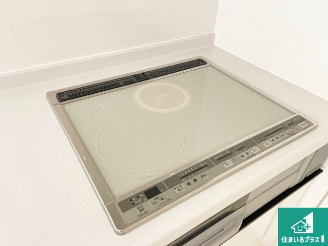 近江八幡市音羽町　新築一戸建ての設備|火を使わないので、安心なＩＨコンロ！でこぼこが無い構造なので、掃除もしやすく清潔に保てます！