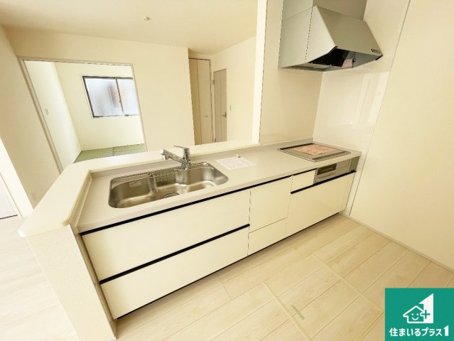 近江八幡市音羽町　新築一戸建てのキッチン|リビングと統一感があり、使い勝手のいいキッチン。広々としているので、二人並んで作業が出来ちゃいます。お子様と一緒に色々なお料理に挑戦できるスペースがあります。