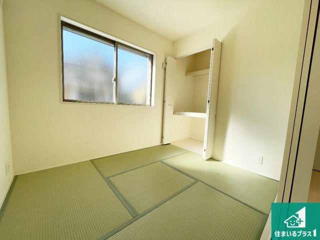 近江八幡市音羽町　新築一戸建ての和室|一室あると便利な和室は客間としてだけでなく、小さなお子様のプレイルームや食後のくつろぎスペースとしてもご利用いただけます。収納もついていますので大活躍間違いなし！