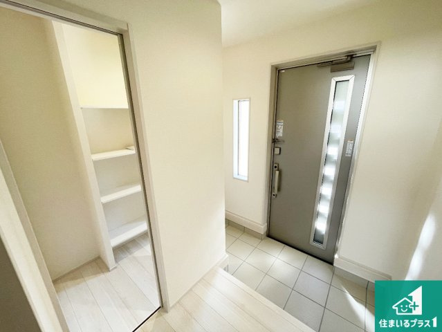 近江八幡市音羽町　新築一戸建ての玄関|シューズボックスにはたくさんの靴が収納できるので玄関周りはいつもスッキリ！ご家族が増えても安心！