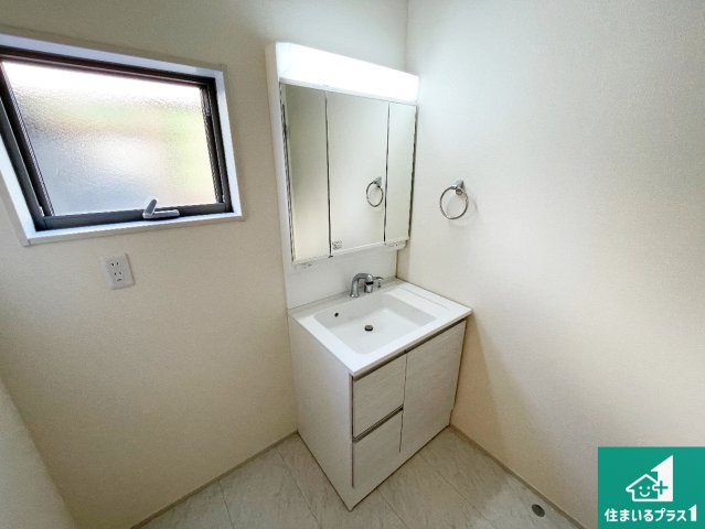 近江八幡市音羽町　新築一戸建ての独立洗面台|清潔感のある洗面台です。フラットな鏡は掃除がしやすく毎日清潔！鏡裏には収納があるのでスッキリとした洗面台が保てます。