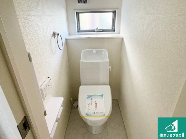 近江八幡市音羽町　新築一戸建てのトイレ|1・2階の2ヶ所にあるので、朝の忙しい時間の順番待ちもなく、深夜の利用にも大変便利です。