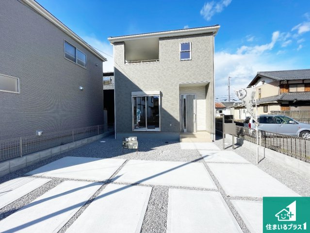 近江八幡市音羽町　新築一戸建ての前面道路含む現地写真|周辺は閑静な住宅街！前面道路広々で車の出し入れも便利です。駐車が苦手な方でも安心して車庫入れできます！