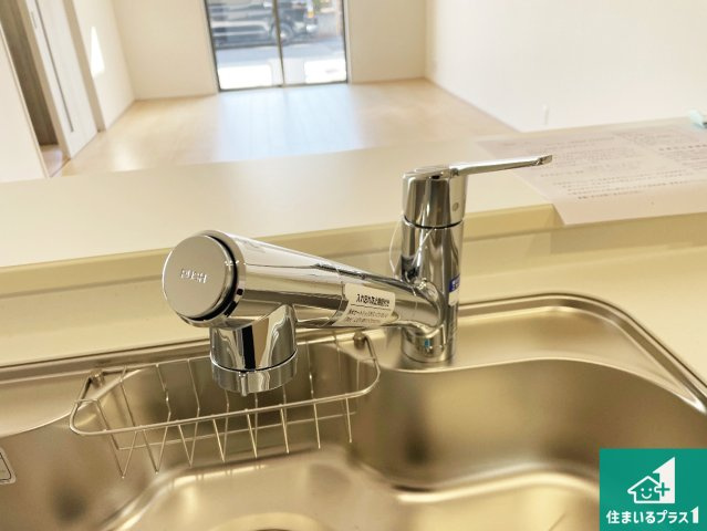 近江八幡市音羽町　新築一戸建ての設備|浄水器を内蔵！炊飯時、お茶を作る時に安心してお水を使えます！お湯と冷水、浄水と原水、シャワーの切替えもワンタッチです！