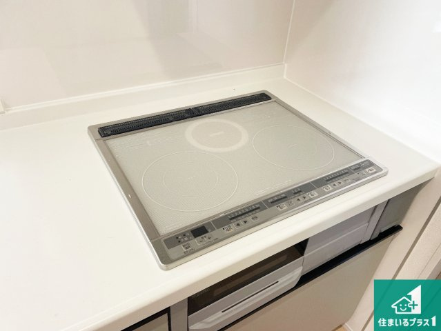 近江八幡市音羽町　新築一戸建ての設備|火を使わないので、安心なＩＨコンロ！でこぼこが無い構造なので、掃除もしやすく清潔に保てます！