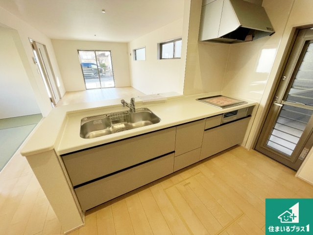 近江八幡市音羽町　新築一戸建てのキッチン|リビングと統一感があり、使い勝手のいいキッチン。広々としているので、二人並んで作業が出来ちゃいます。お子様と一緒に色々なお料理に挑戦できるスペースがあります。