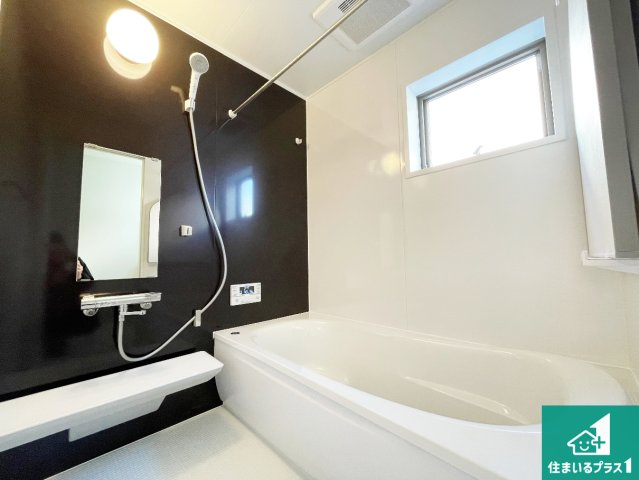 近江八幡市音羽町　新築一戸建ての浴室|足をゆったり伸ばして寛げる浴槽です。窓が設けられていますので差し込む光が明るく穏やかな雰囲気にしてくれます♪浴室乾燥機も設置しているので、雨の日の洗濯物も安心です♪