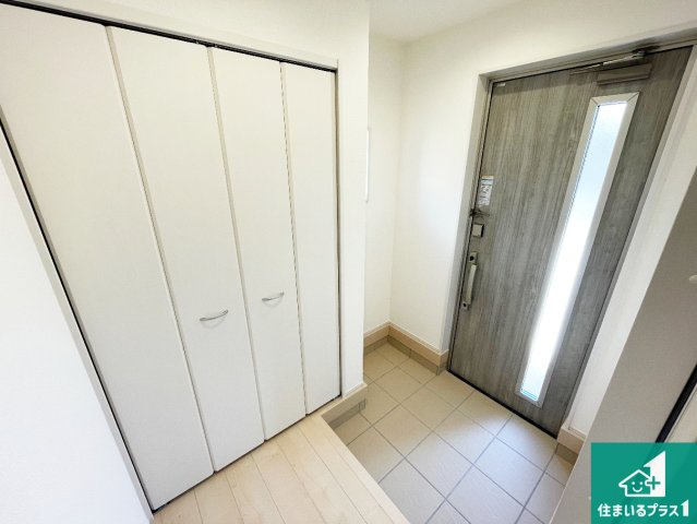 近江八幡市音羽町　新築一戸建ての玄関|シューズボックスにはたくさんの靴が収納できるので玄関周りはいつもスッキリ！ご家族が増えても安心！