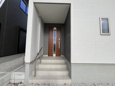 【玄関】 | 【20万円ｷｬｯｼｭﾊﾞｯｸ対象物件】リーブルガーデン平群町椿井第2 全2棟 2号棟 | 施工例写真